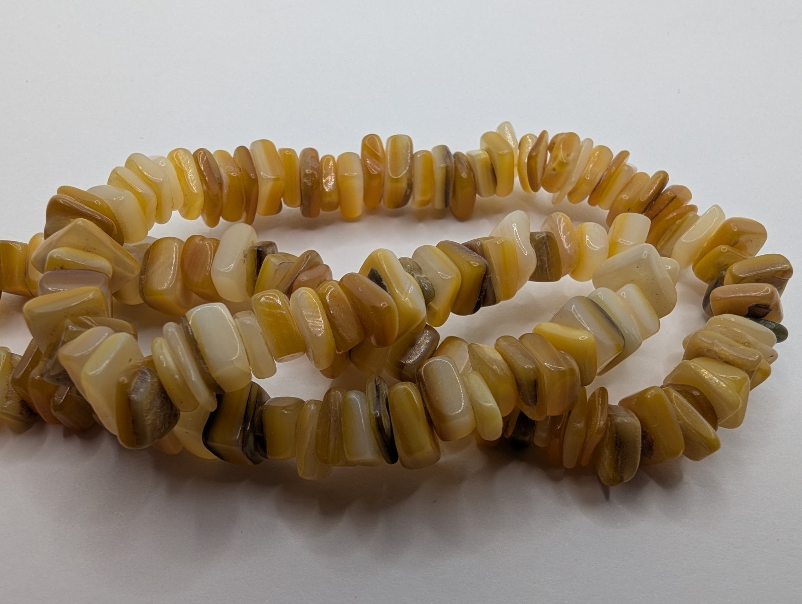 Vintage Onyx Stone Chip Bead Beaded Necklace. 17″ Long. 44 Grams. Barrel Clasp.