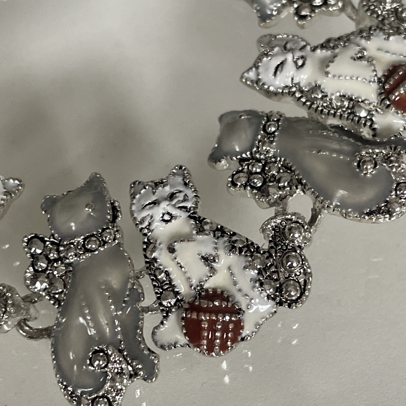 SilverTone Gray & White Enamel Cat Kitten Charms Magnet Clasp 7.5″ Bracelet U26w