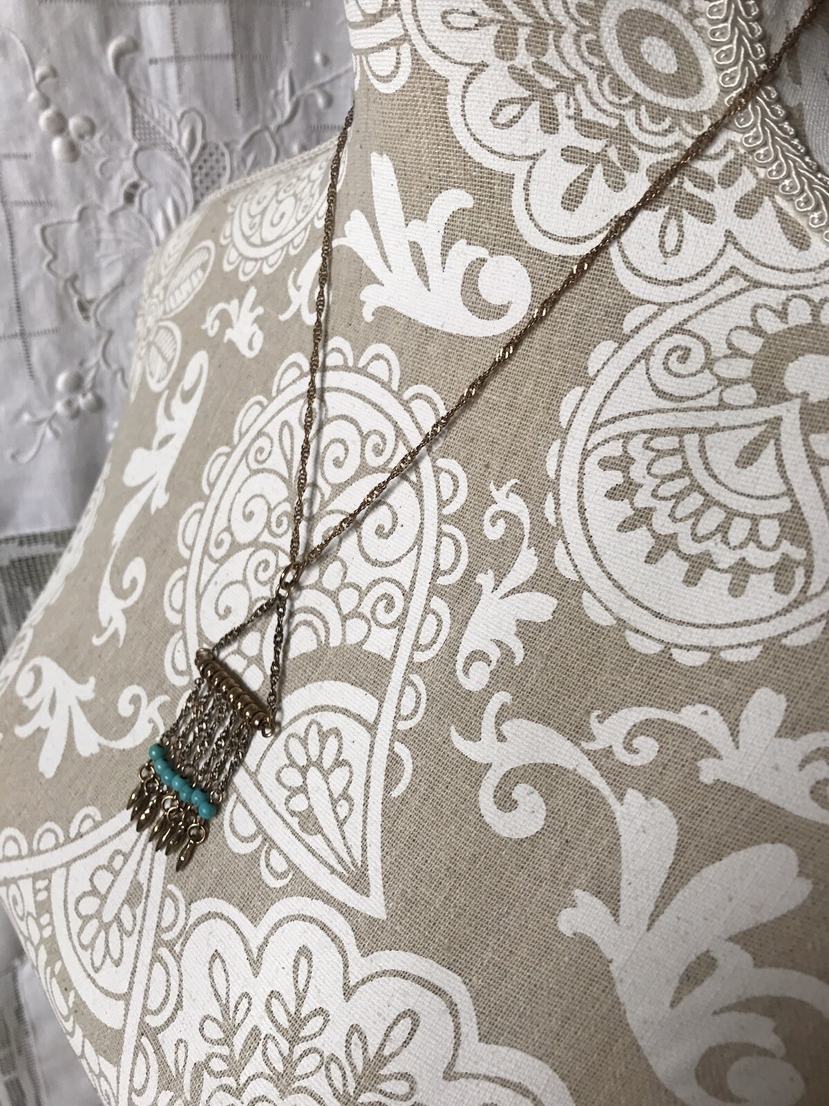 ⭐️Pretty Lightweight Goldtone Dangling Pendant Necklace with Turquoise Beads