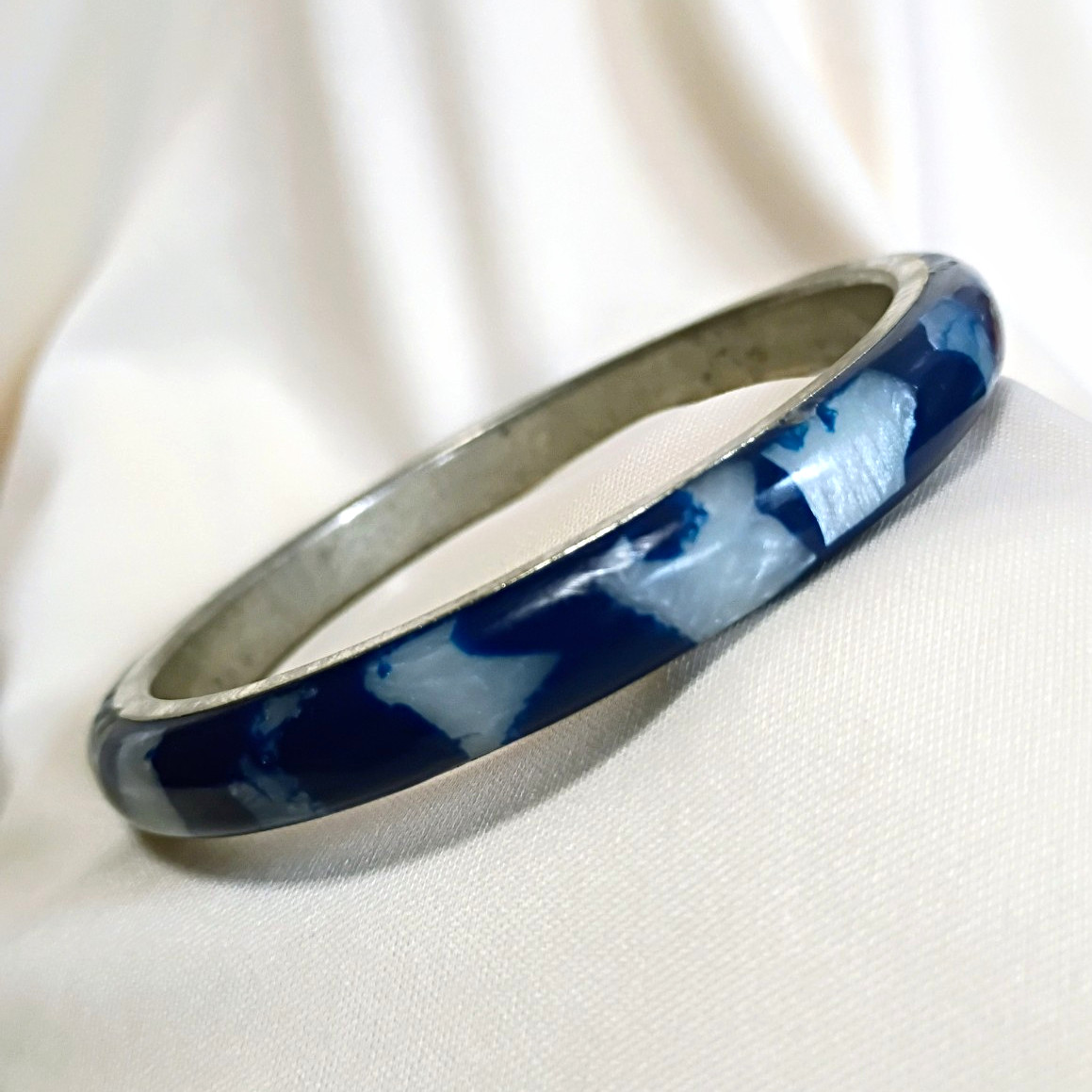 Blue Marbled Plastic/Metal Round Bangle Bracelet No Stone