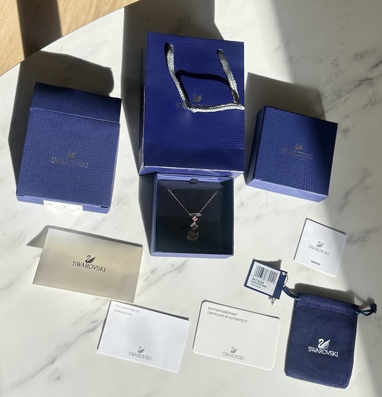 *BRAND NEW* Swarovski Swan Crystal Pendant Necklace Rose Gold (Price Negotiable)