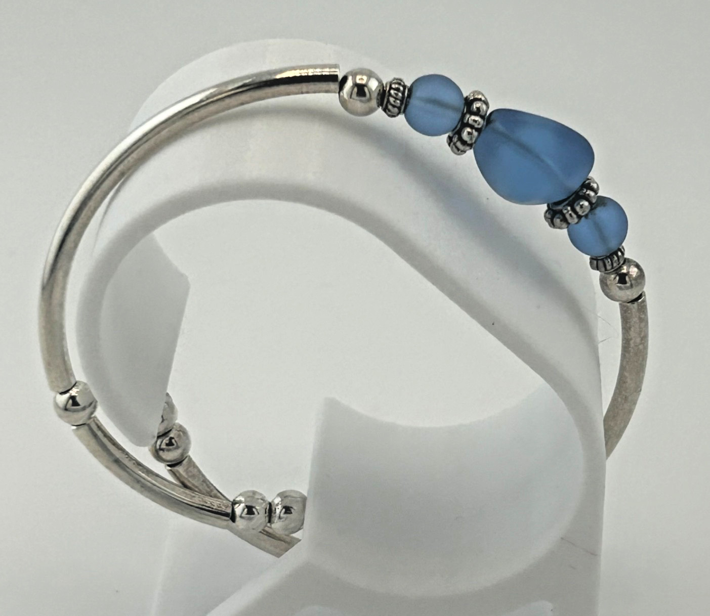 Adjustable bracelet Sea glass style plastic beads silver-tone spacers and band
