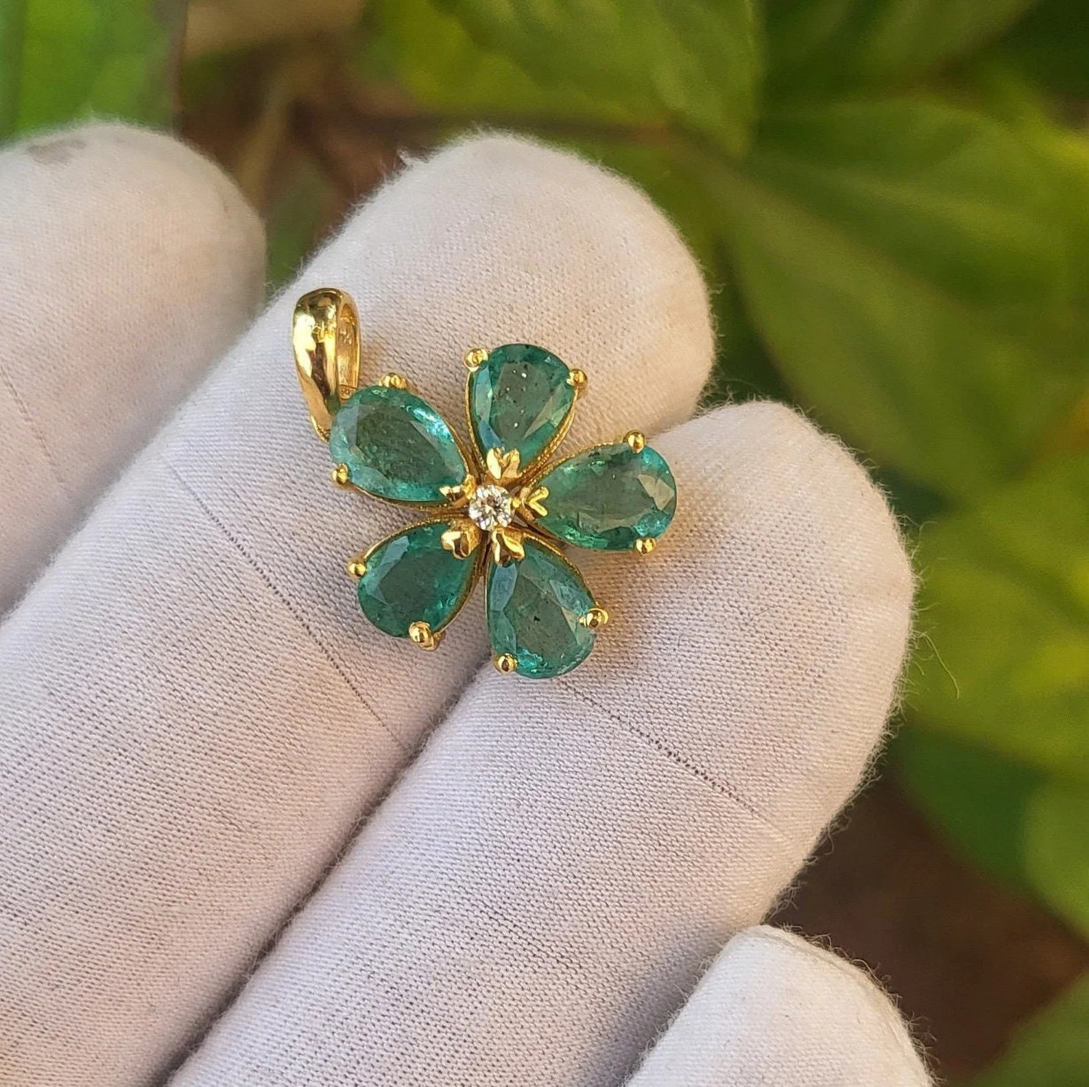 925 Silver Flower Design Emerald Lab Created Gemstone &Cubic Zircon Pendant