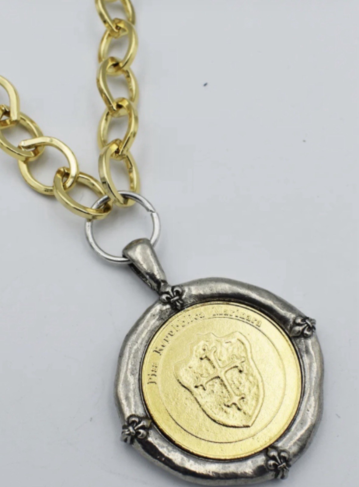 Jennifer Ponson Gold Tone Cable Chain Necklace Round Coin Pendant Silver Frame