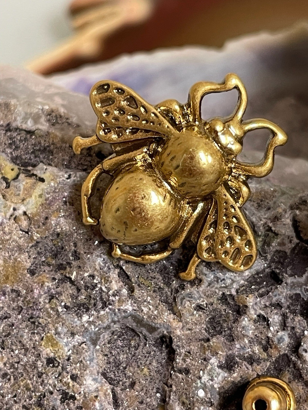 GUCCI Gold Tone Bees Pierced Stud Earrings W/Pouch, Box, Bag, Ribbon