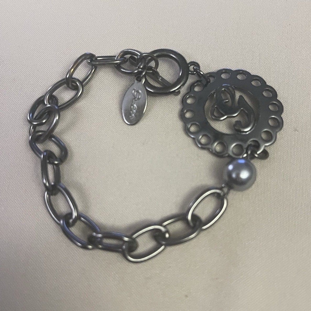 Guess Signed Silver Tone Oval Link Chain Charm Toggle Bracelet 7in