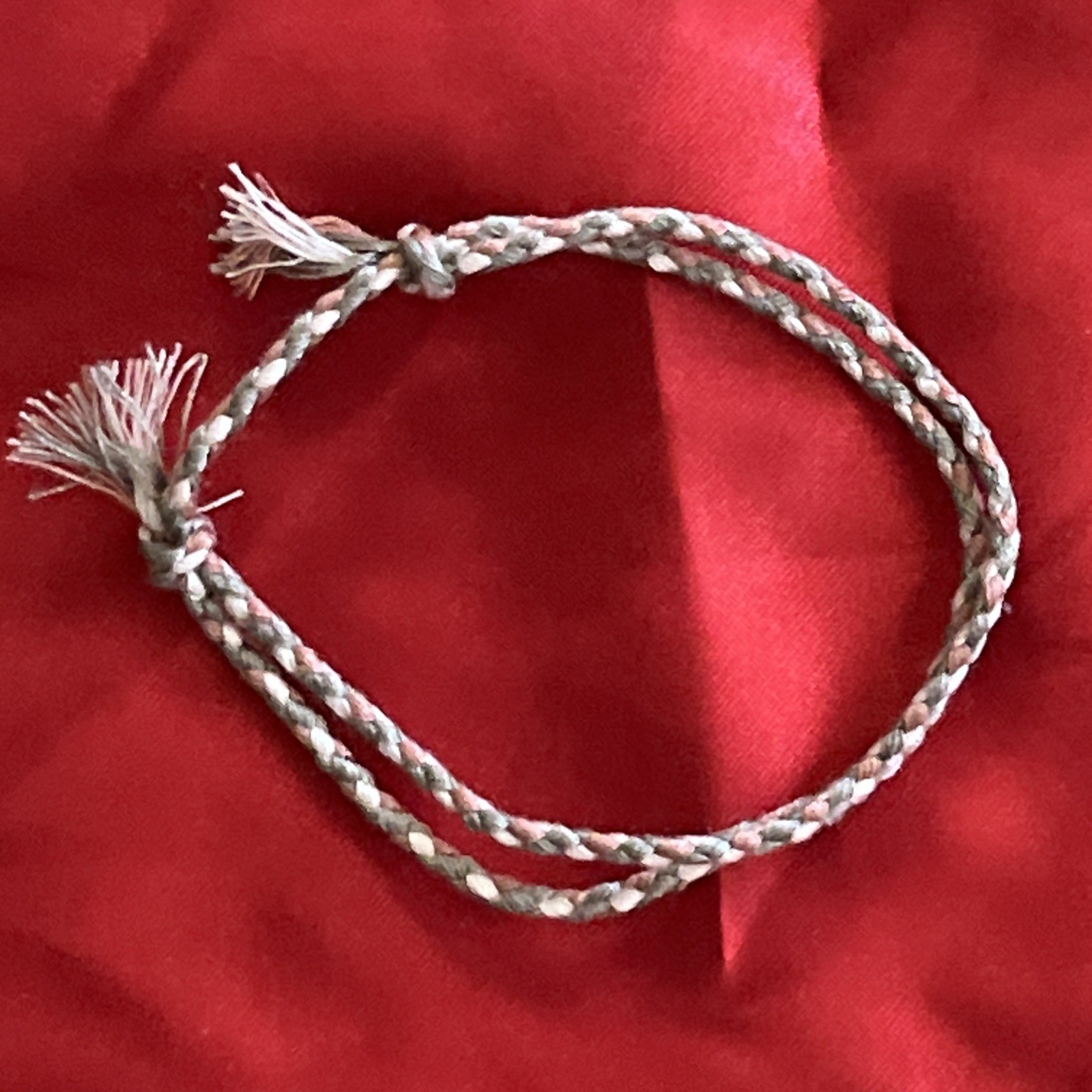 NEW BOHO BRAIDED THREAD FRIENDSHIP BRACELET ADJUSTABLE GRAY ROSE WHITE NIP