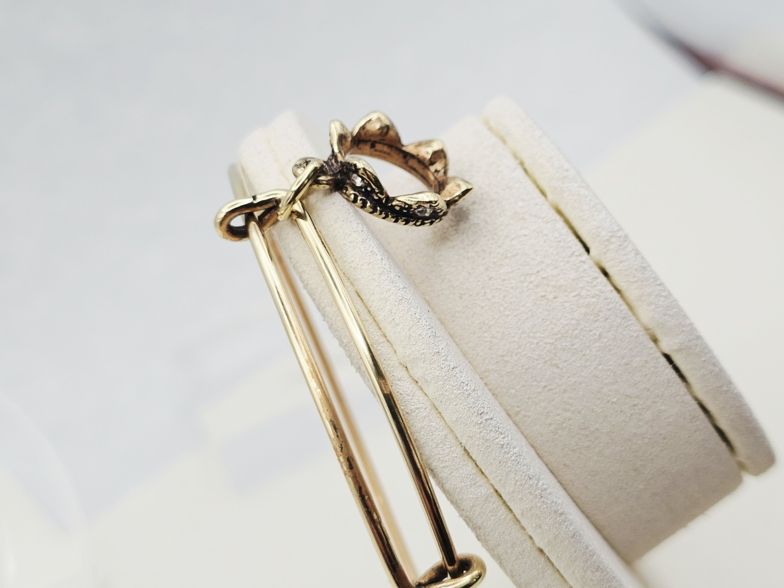 Alex & Ani Queens Crown Empowerment Gold & Crystal Charm Bangle Bracelet ✨️ 💖