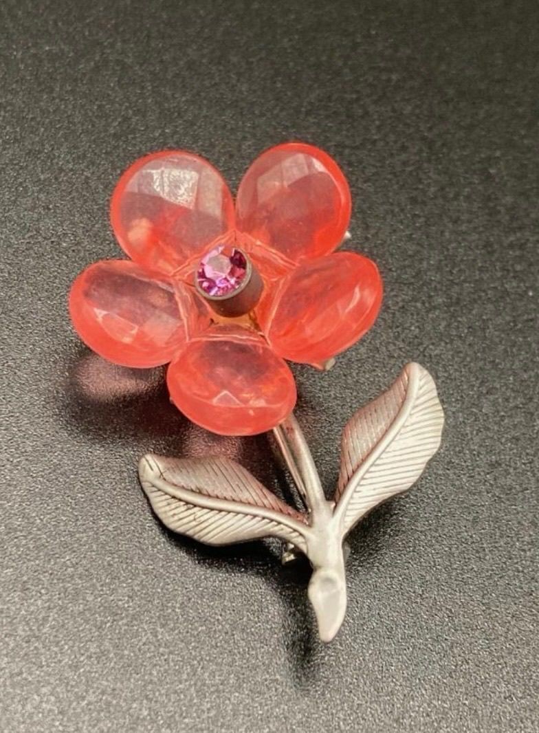 65 – Coral Flower Brooch Silver Tone Setting Vintage Peach Jewelry