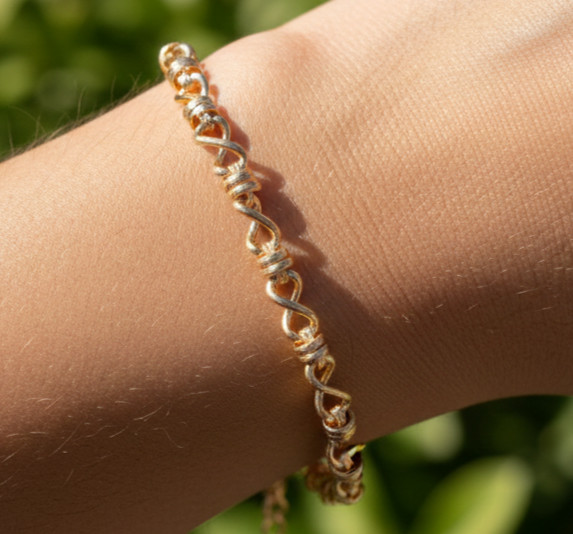 Minimalist Modern Infinity Link Chain Pattern Elegant Gold Color Bracelet