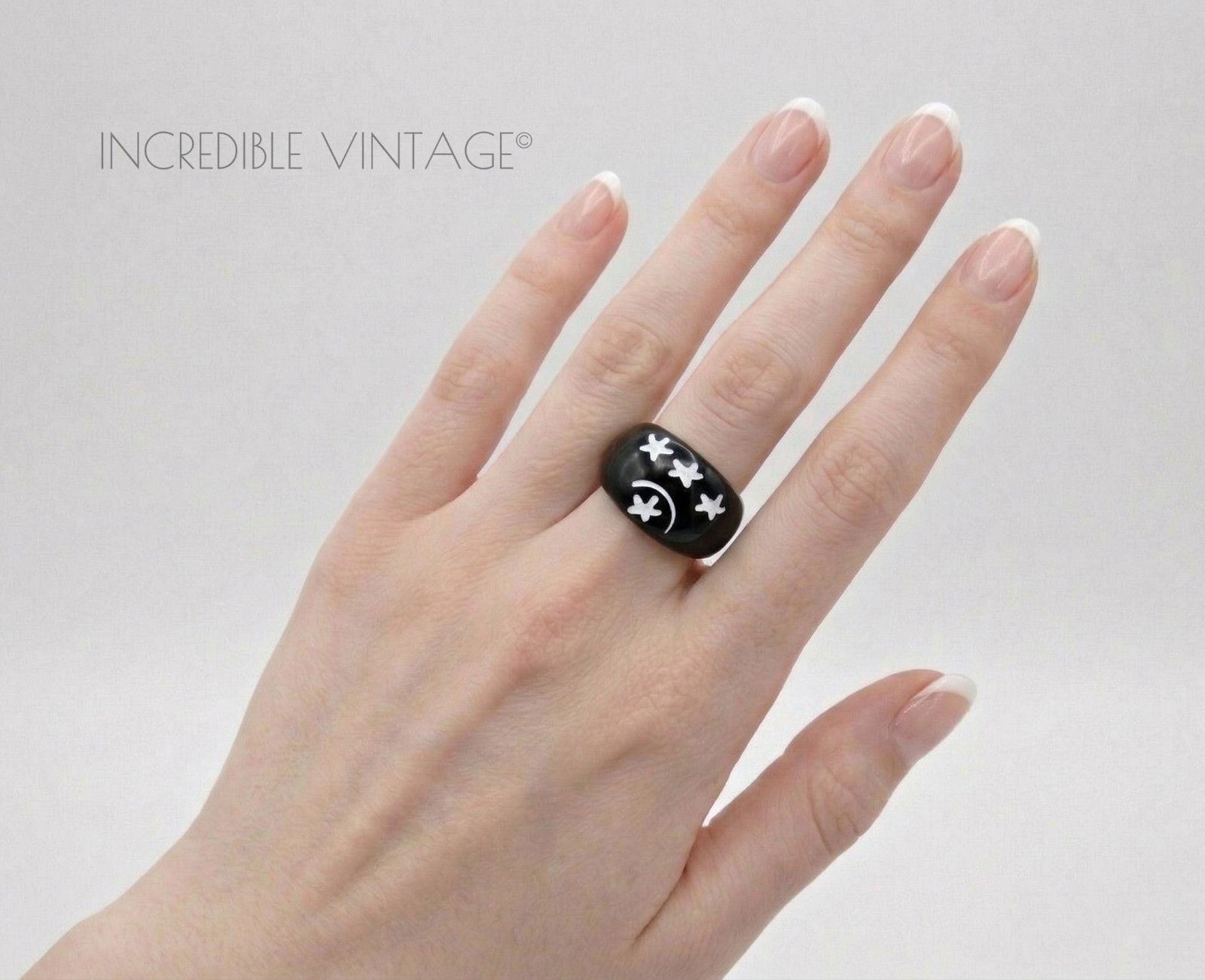 Vintage 1960s Black & White Lucite Bubble Ring Star Design Size R.5 US 8.75 Boho