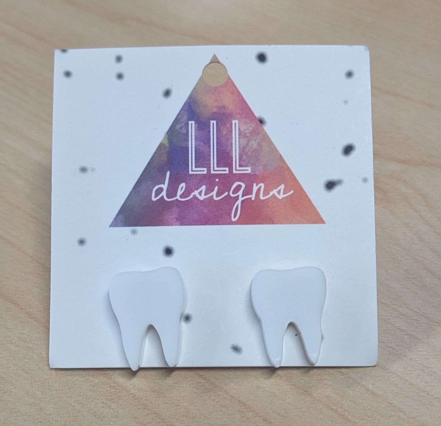 LLL DESIGNS – HANDMADE WHITE WISDOM TOOTH STUD ACRYLIC EARRINGS * NEW *