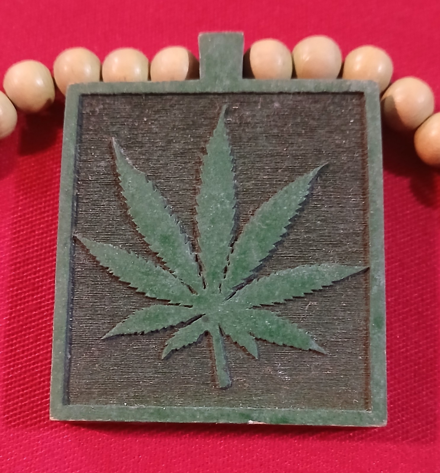 MARIJUANA LEAF PENDANT BEAD NECKLACE☆GOOD WOOD☆4:20☆USED IN GREAT CONDITION