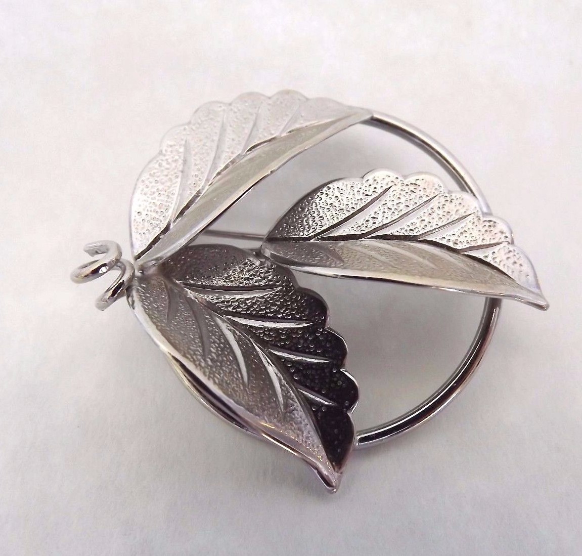 Lovely Silvertone Figural Pin Brooch 3 Leaves on a Circle. 1 3/4 inches EUC