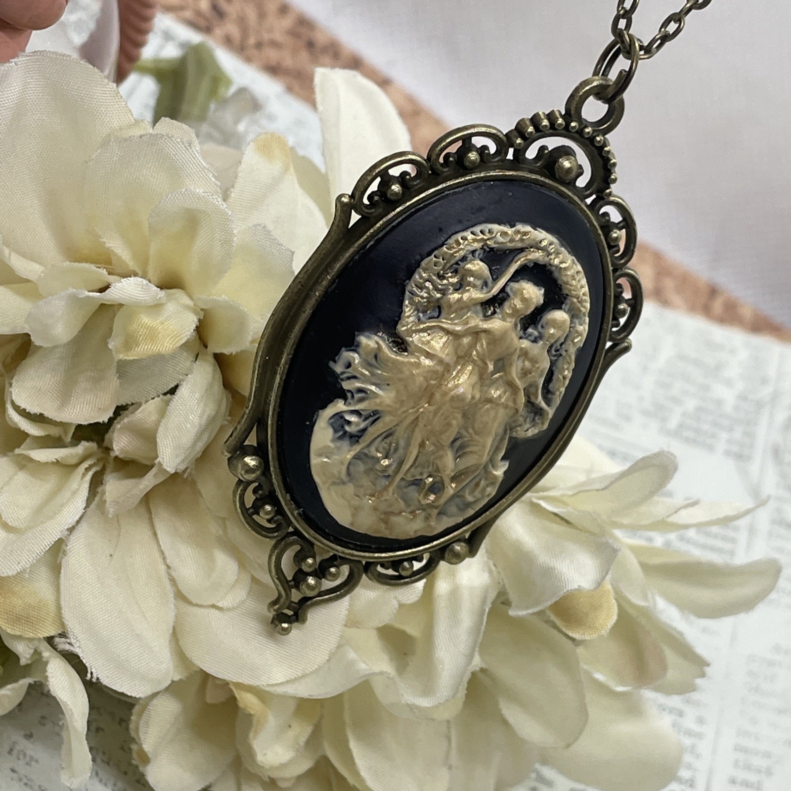 Mystic Muses Muse 3 graces Dancing ladies Bronze Heart Setting Anniversary Gold