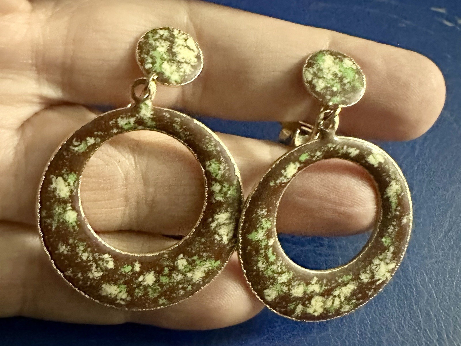 Vintage Brown/Green/ivory Speckled ENAMEL 1960s clip-on Dangle HOOP Earrings