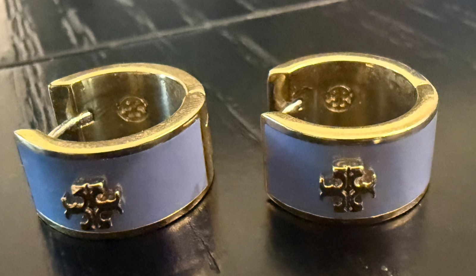 TORY BURCH KIRA ENAMELED HUGGIE HOOP EARRING Gold Purple