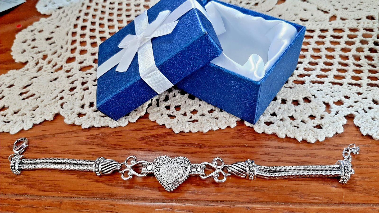 NWT – Awesome 7″-9″ Lia Sophia Love Dust Pave Crystal Heart Silver Tone BRACELET