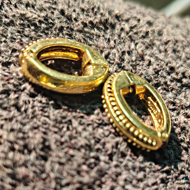 Gold Tone Metal Oval Hoop Earrings Hinged Closure, No Stone, Lobe