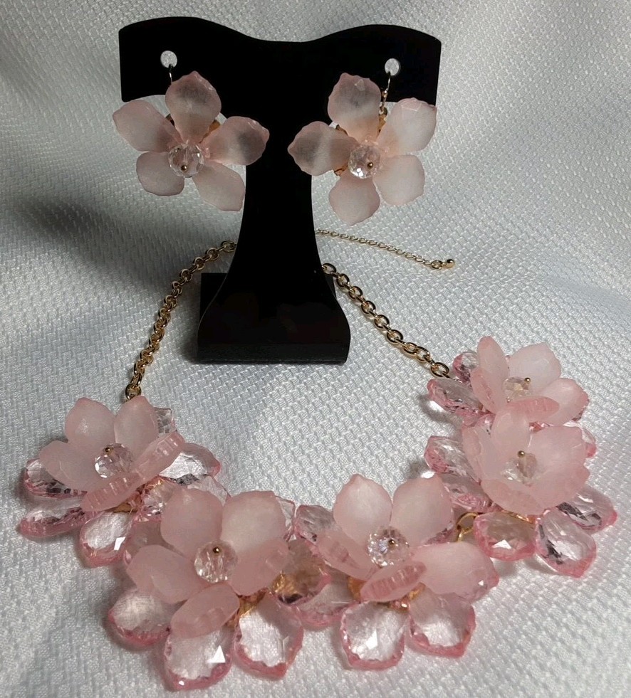 Necklace Earring Gold Tone Matching Set Pink Large 3D Chunky 2″ Flowers Pierce