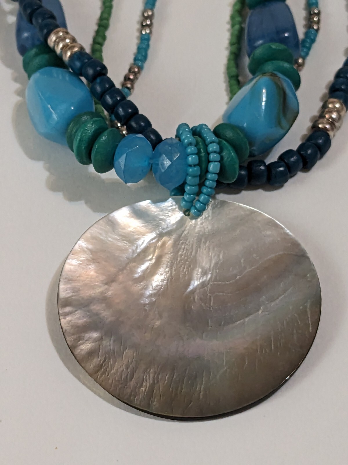 NY & CO Layered Acrylic & Wood Beaded Necklace, Shell Pendant 18″ Multicolored.
