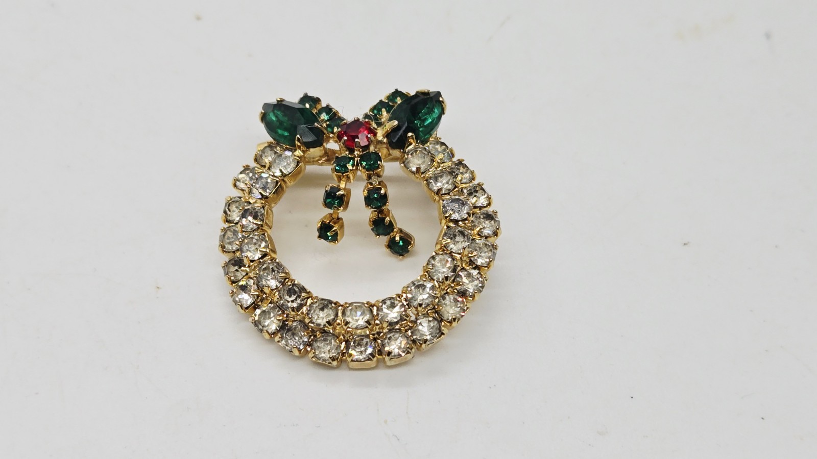 Christmas Wreath Brooch Pin Multicolored Crystal Gold tone 1.25 in Stunning