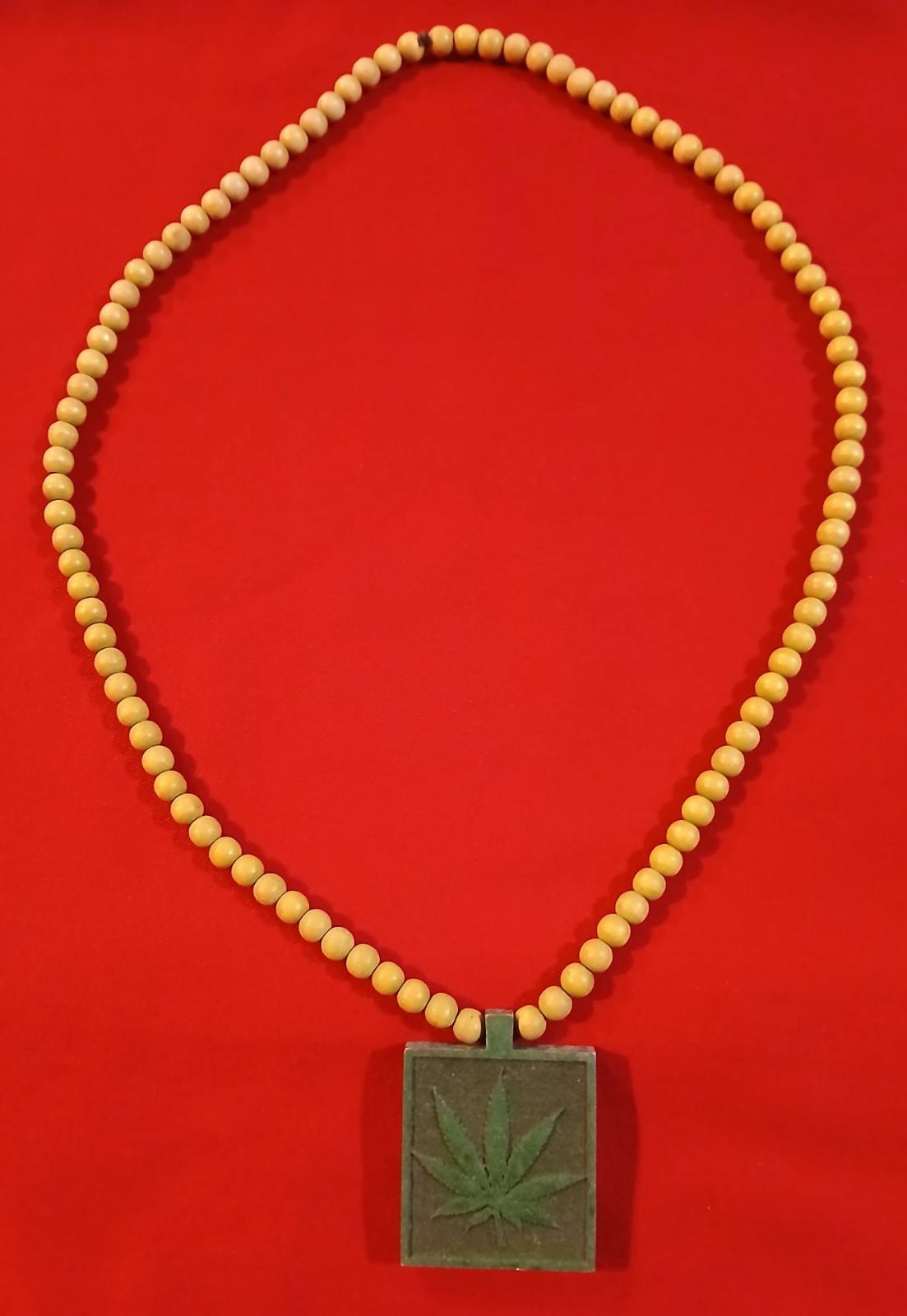MARIJUANA LEAF PENDANT BEAD NECKLACE☆GOOD WOOD☆4:20☆USED IN GREAT CONDITION