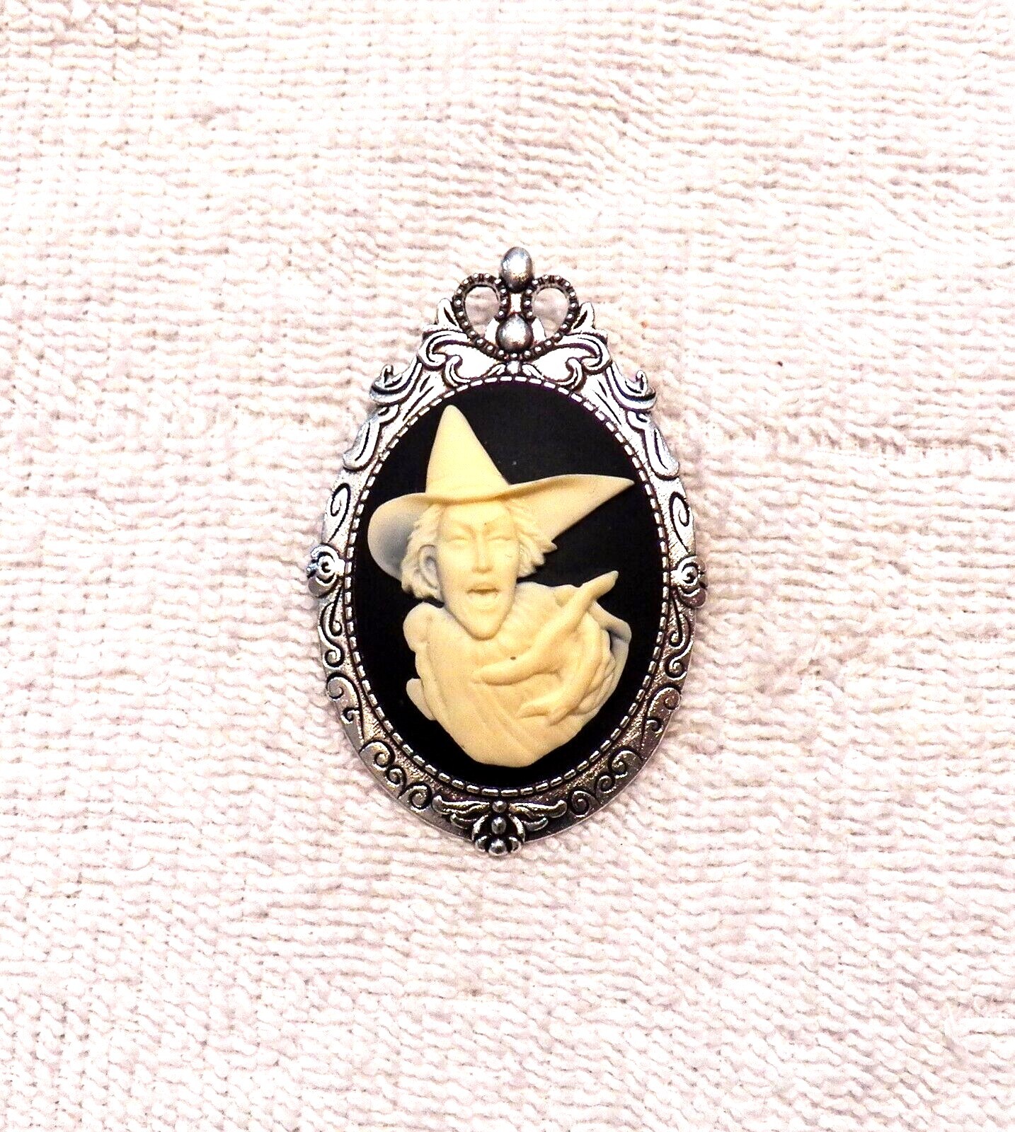 NEW VICTORIAN CAMEO BROOCH HALLOWEEN WICKED WITCH SPELLBINDING OFF WHITE ON BLAC