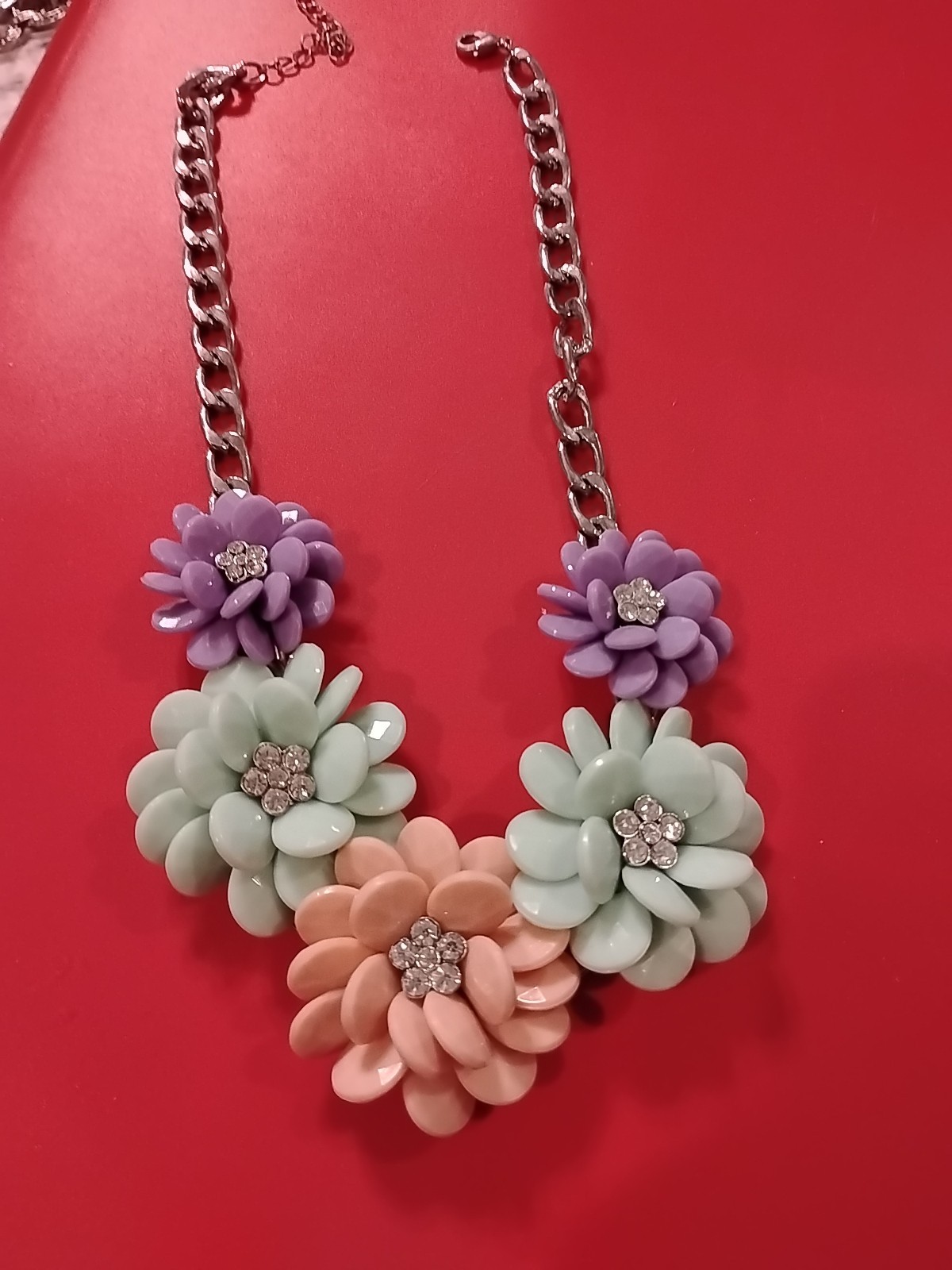 Chunky Lucite Plastic Floral Burst Necklace Rhinestone Green Peach Gold Tone 22″