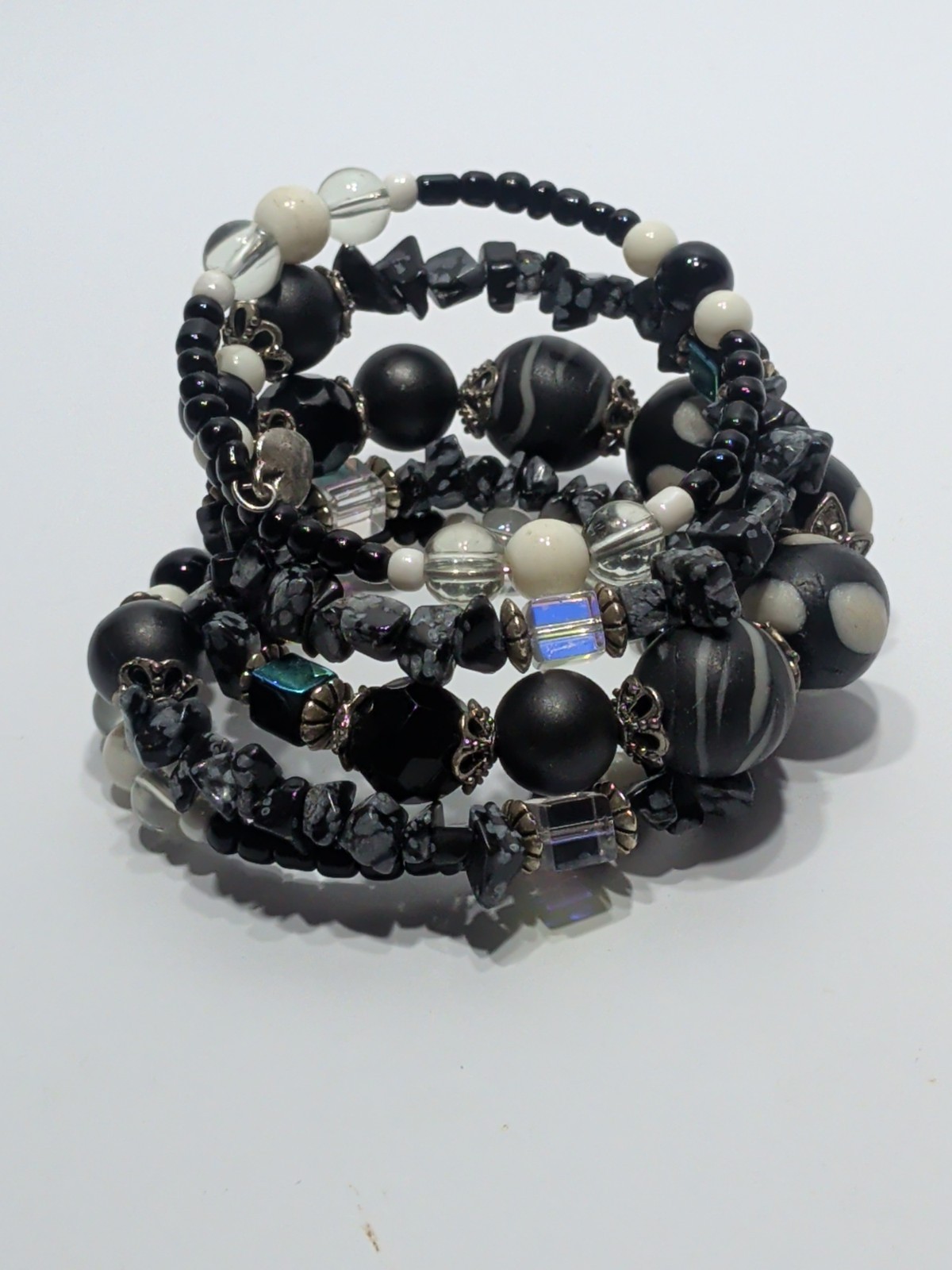 ✨Fashion✨Hand Crafted BLACK and WHITE Memory Wire Wrap BRACELET Glass BEAD Beach