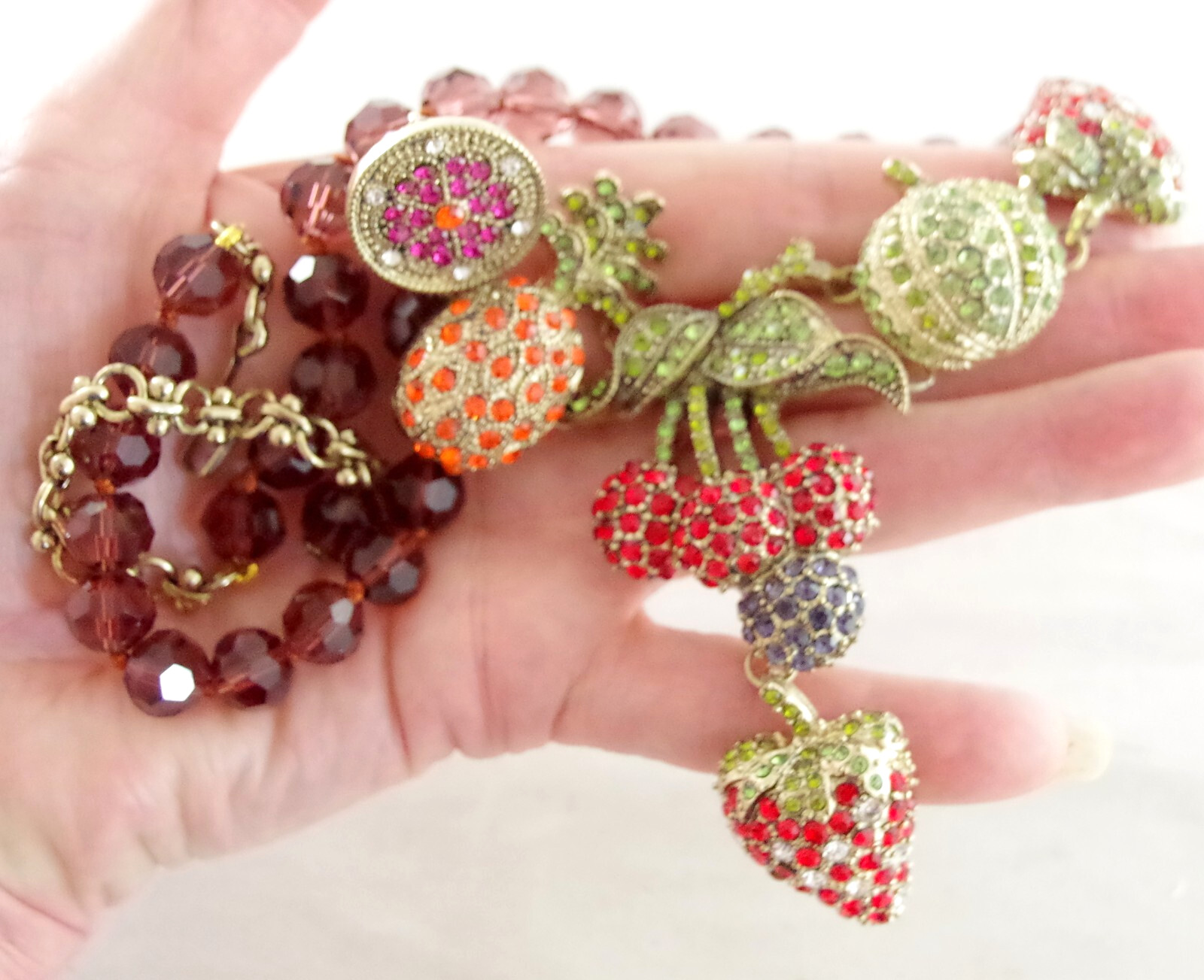 NWOT DESIGNER STYLE CRYSTAL RHINESTONE FRUIT COMPOTE STRAWBERRY DANGLE NECKLACE