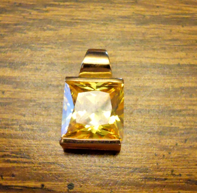 VINTAGE YELLOW SAPHIRE GOLD TONE PENDANT