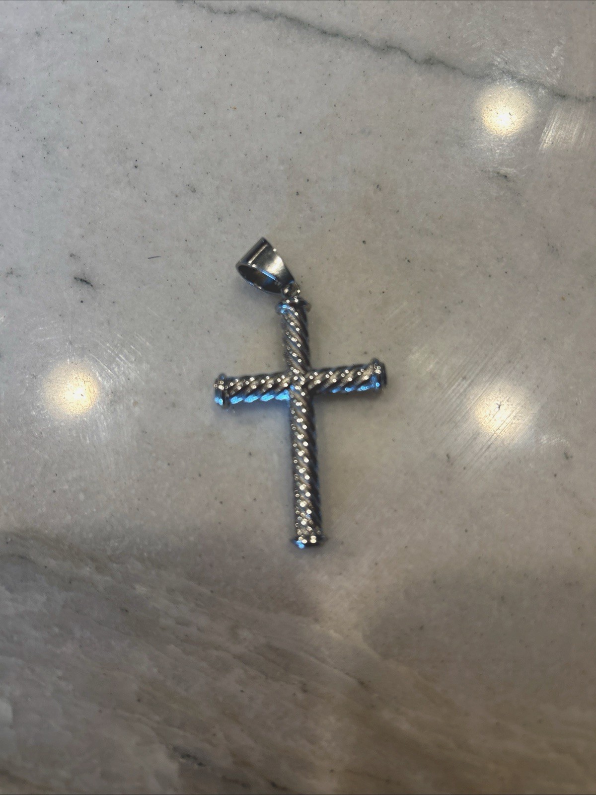 GLD Shop 14 carat gold Rope Cross pendent