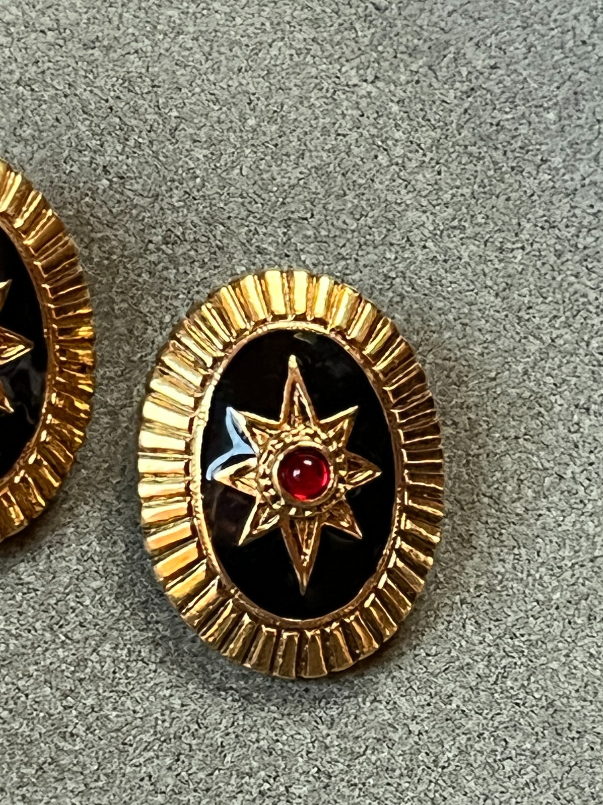 Black Enamel w Goldtone Star & Tiny Red Jelly Cab Oval Clip Earrings – 1 and 1/8