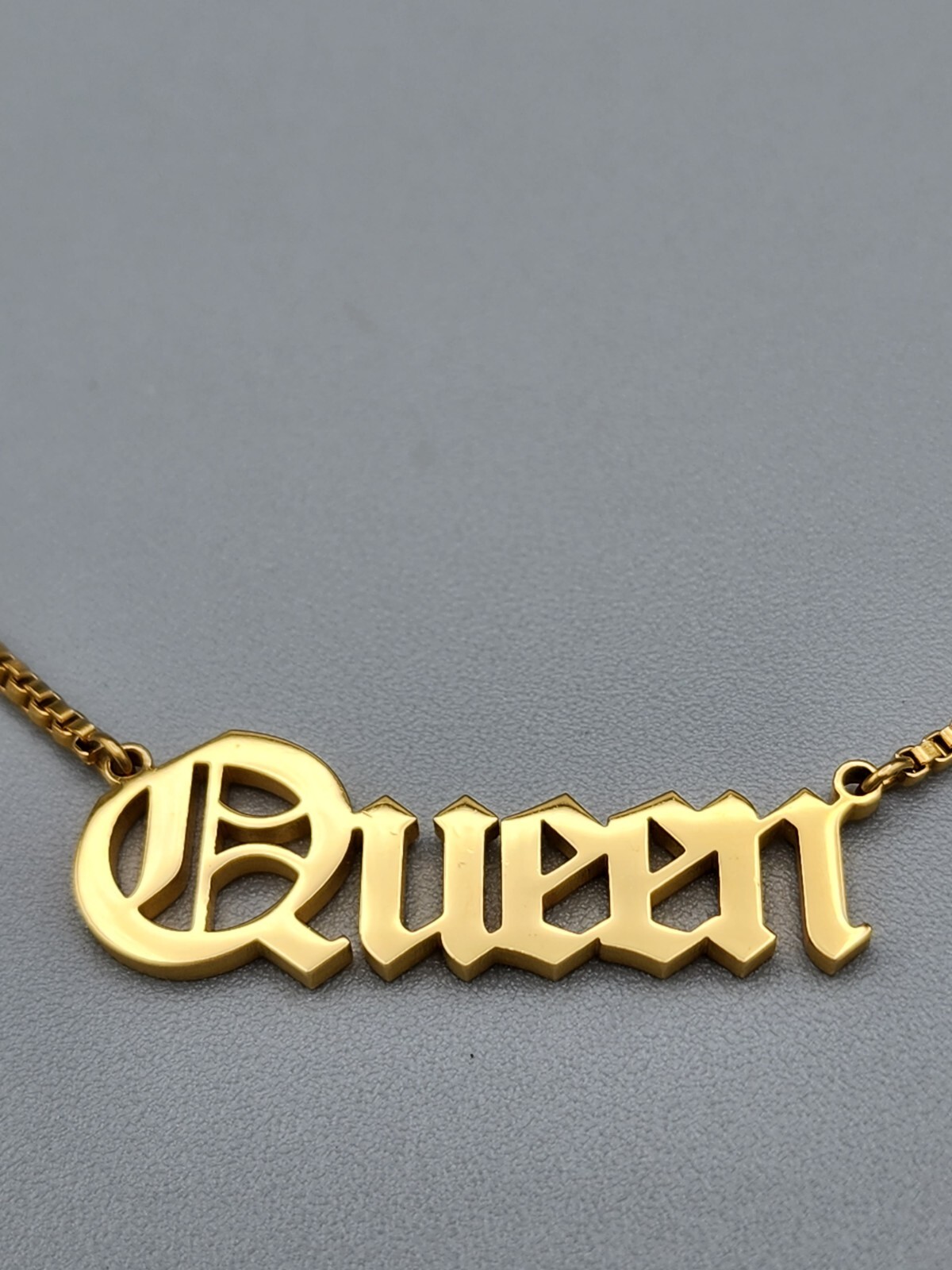 Gold Plated Script “Queen” Pendant Box Chain Necklace 7.4 Grams 22 in Long