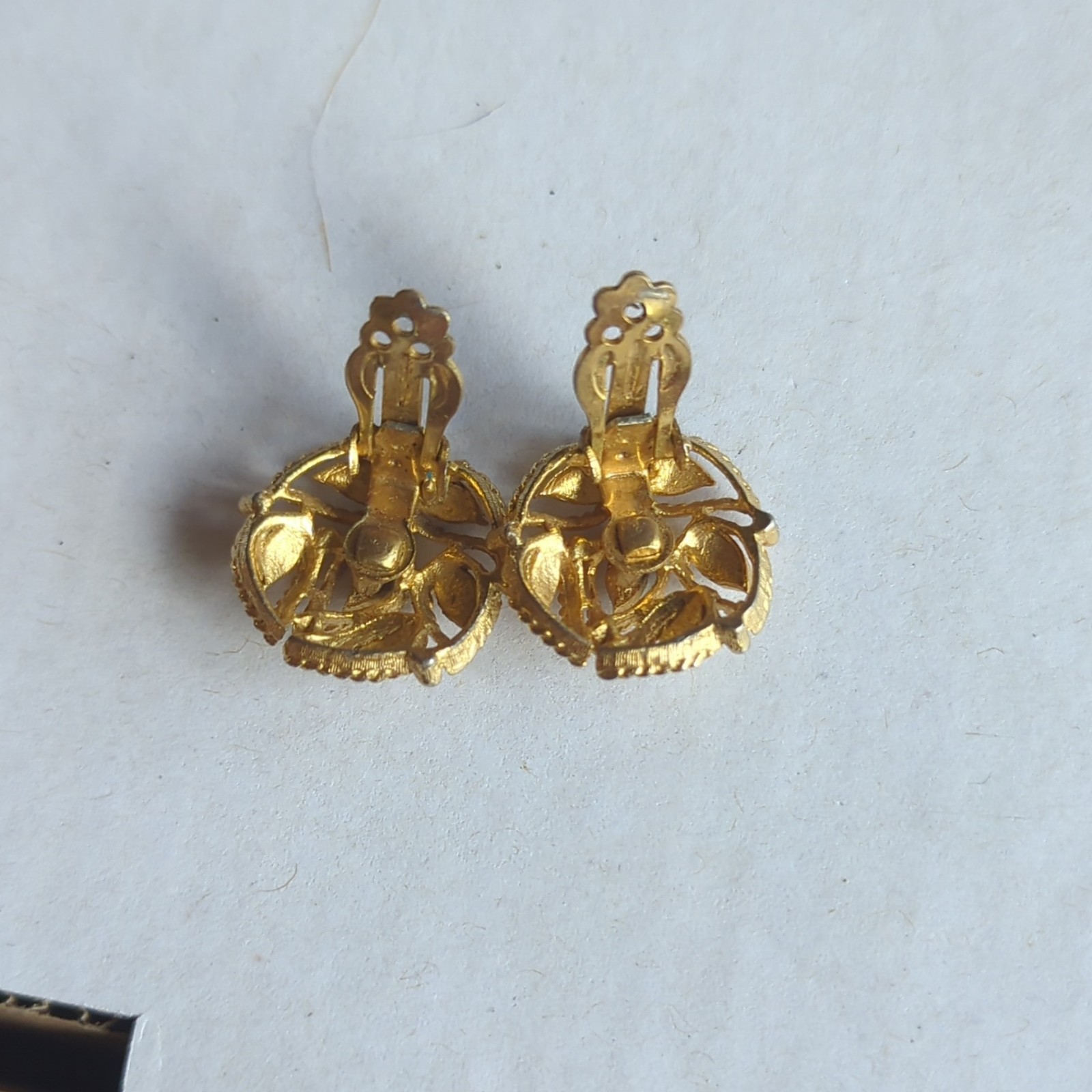 Lisner Vintage Signed Gold Tone Textured Round Clip-On Lobe Earrings