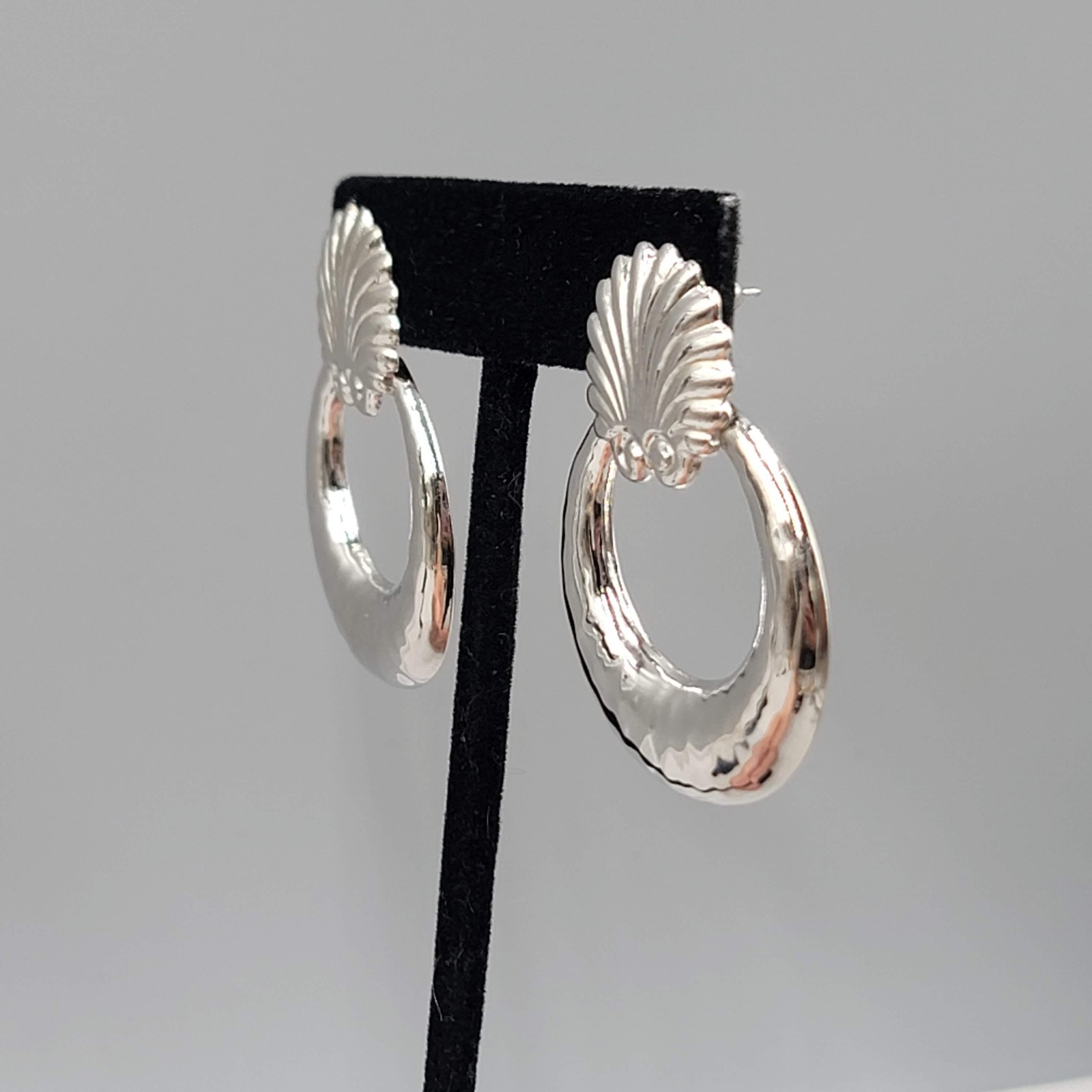 Metal Shell Door Knocker Pierced Earrings Silver tone Drop 1 5/8″