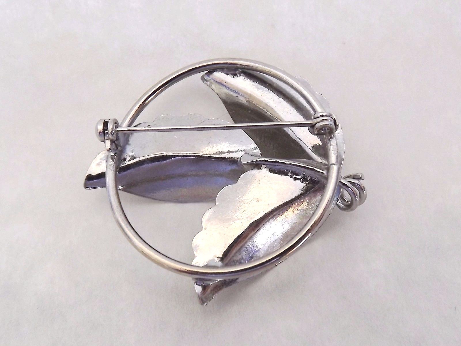 Lovely Silvertone Figural Pin Brooch 3 Leaves on a Circle. 1 3/4 inches EUC