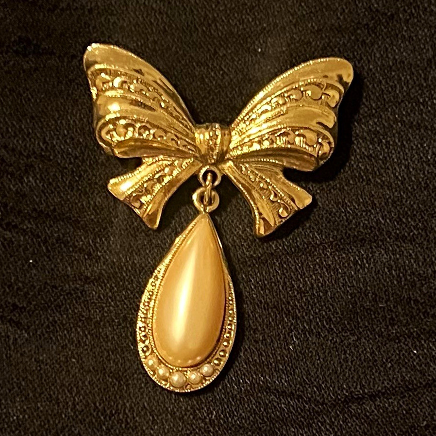 1928 Vintage Goldtone Bow Dangling Faux Teardrop