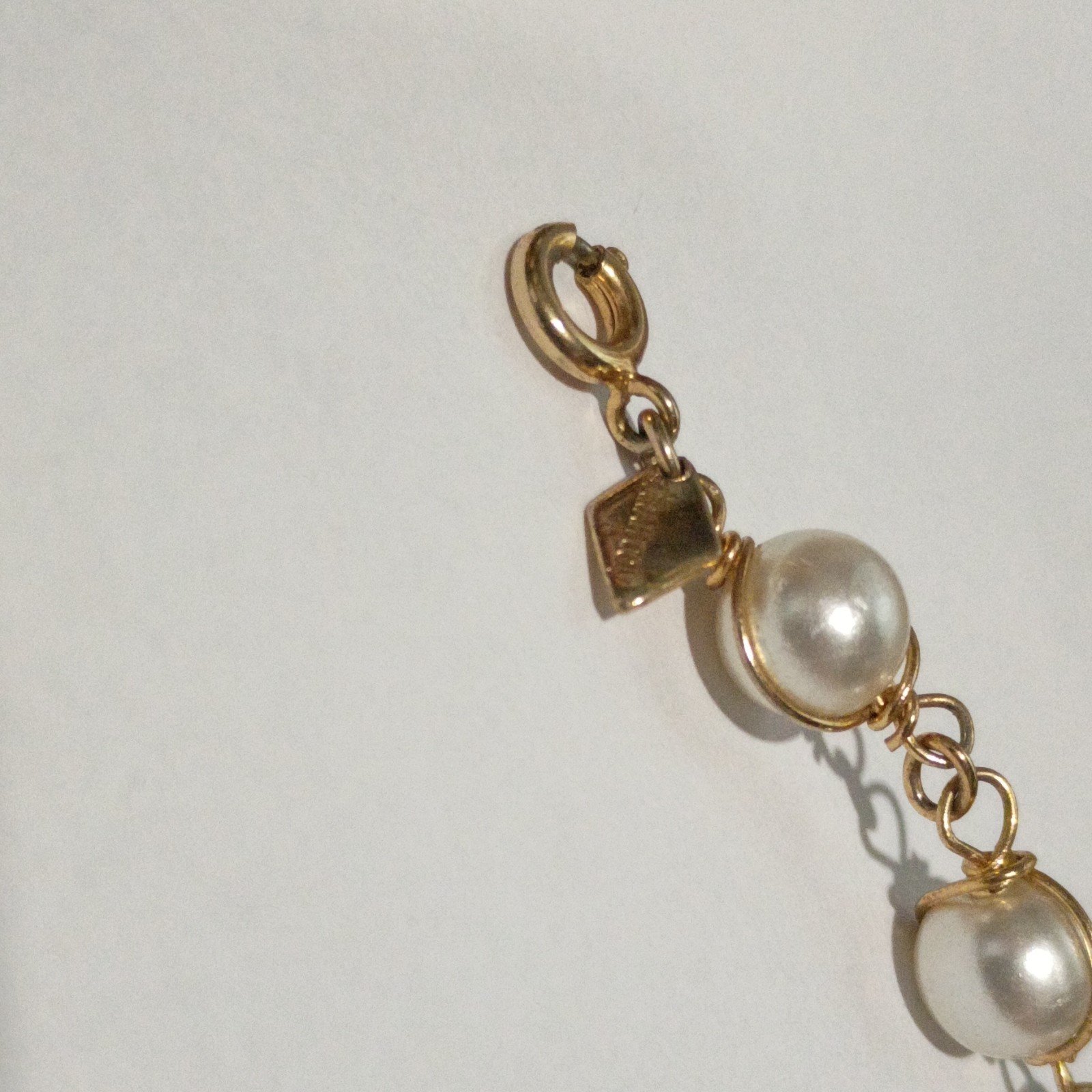 Gold Tone Cable Chain Bracelet w/ White Round Imitation Pearls, 7in