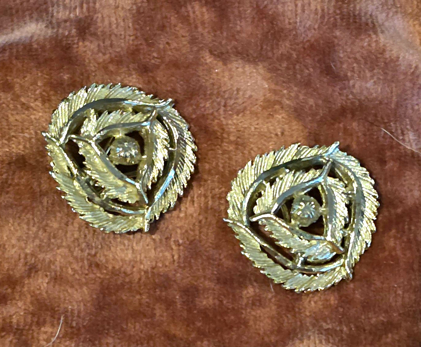 BSK Gold Tone Round Clip-On Feather Wreath Earrings Signed No Stone Metal