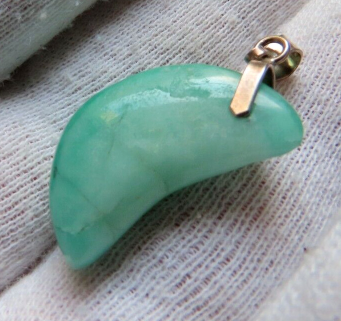 Half moon colombian emerald Silver Pendant – natural, not treated stone