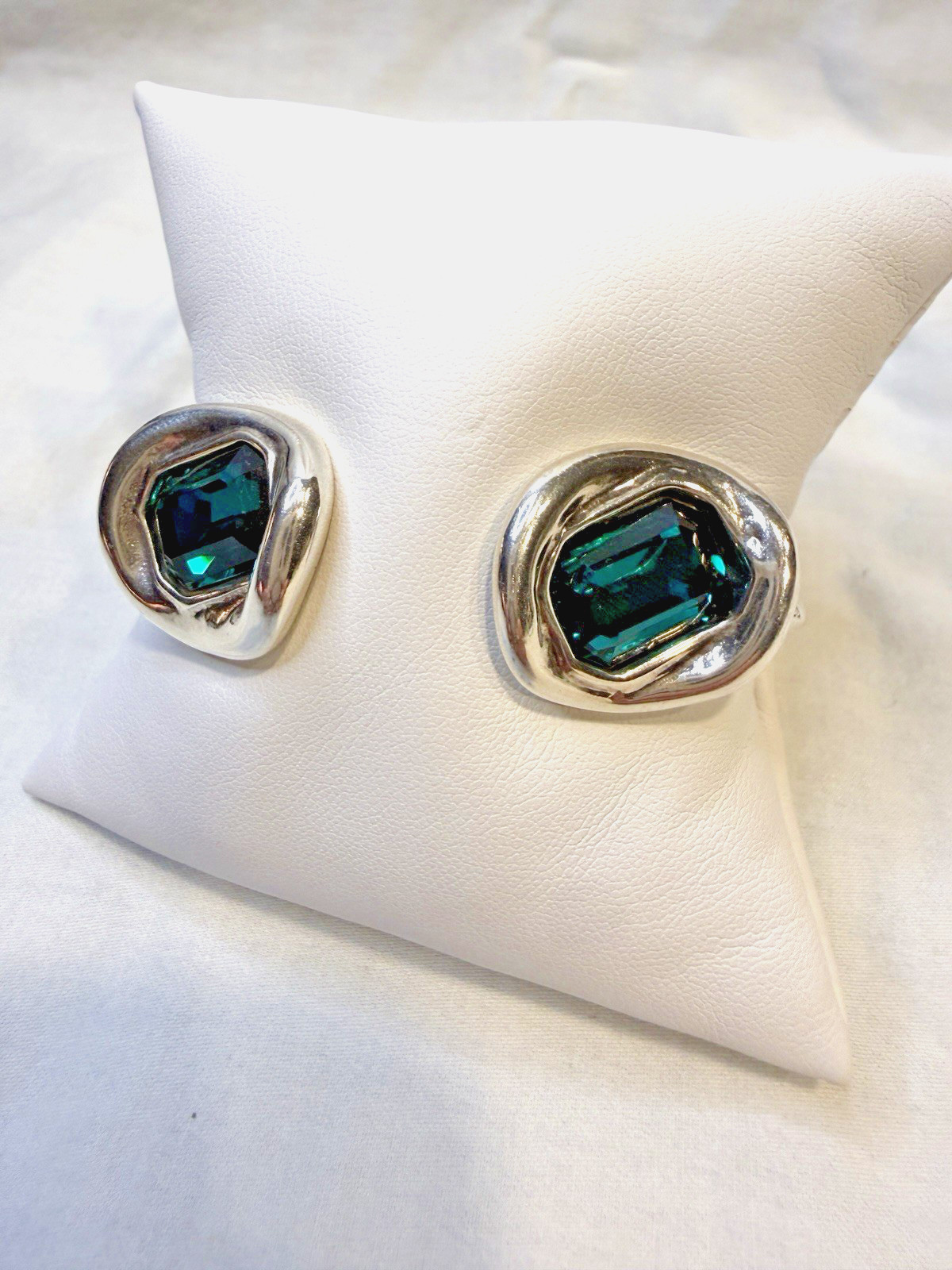 UNOde50 Silver Ser Valiente Cuff Bracelet with Green Crystal Size M