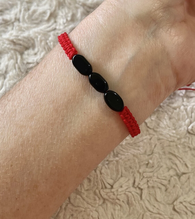 Pulsera Roja Triple Onyx Negras para la proteccion general de la vida