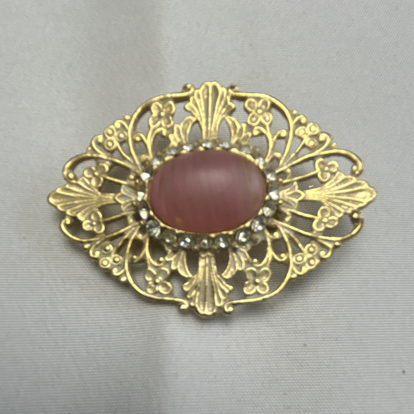 Gold Tone Metal Oval Floral Brooch Pin Pink Center Flowers & Plants Theme
