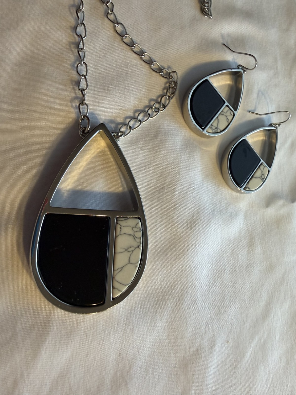 Chico’s Silver tone chain with black & marble drop accent /matching earrings