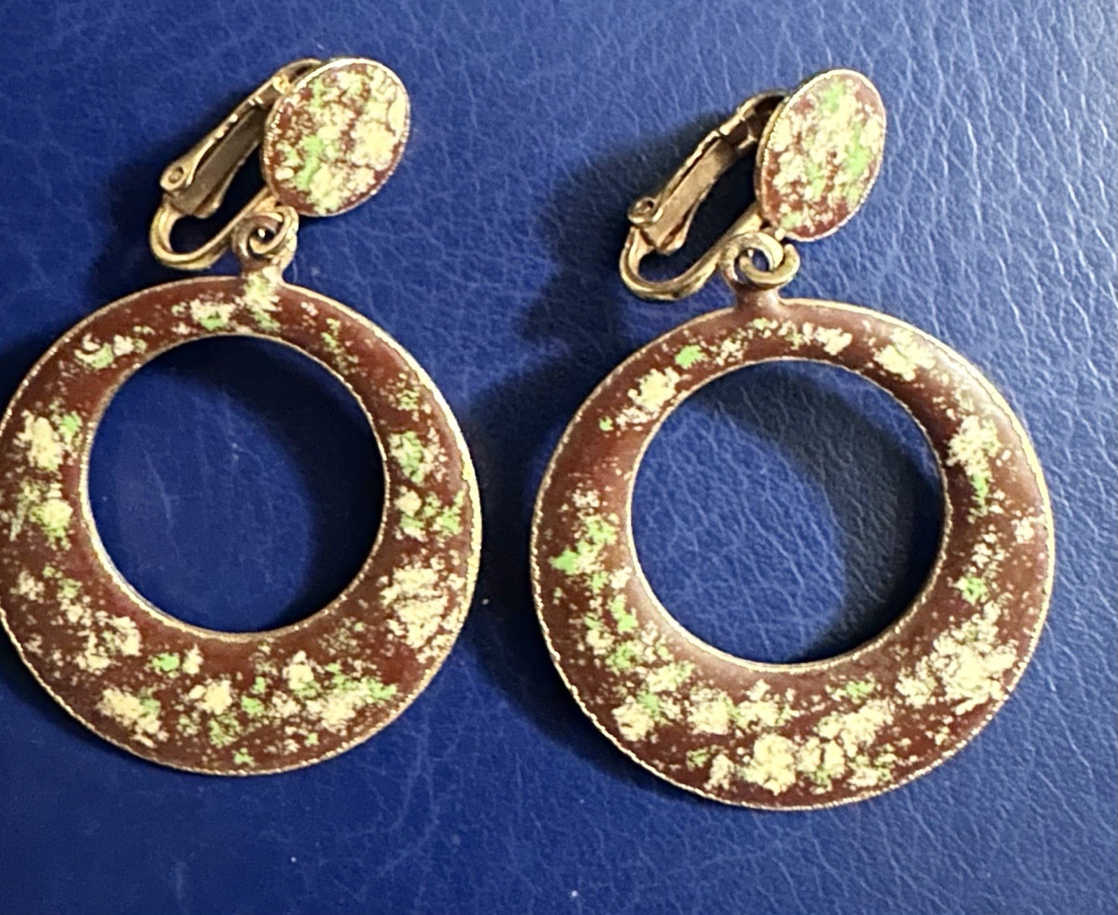Vintage Brown/Green/ivory Speckled ENAMEL 1960s clip-on Dangle HOOP Earrings