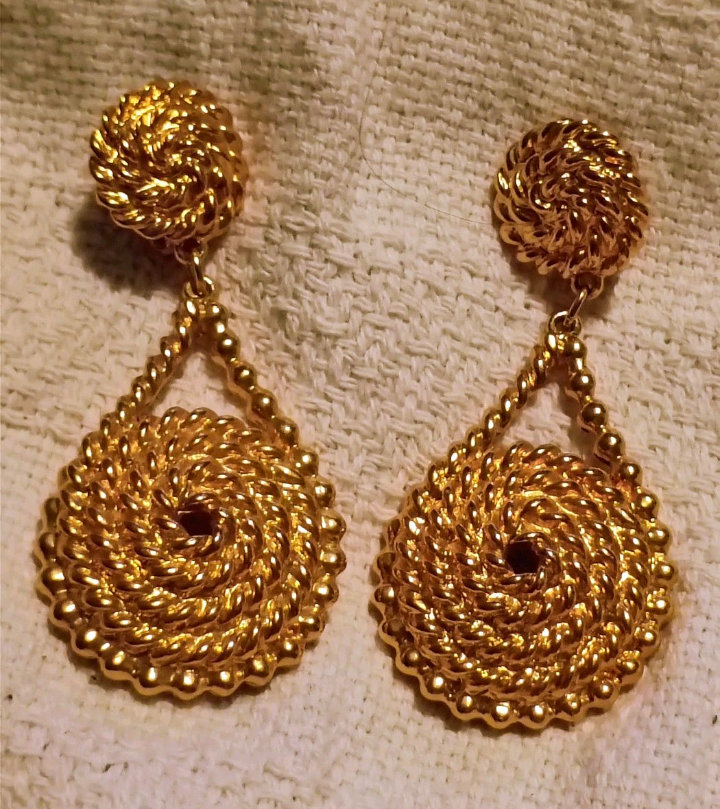 Vintage 1980’s gold rope dangle clip-on earrings
