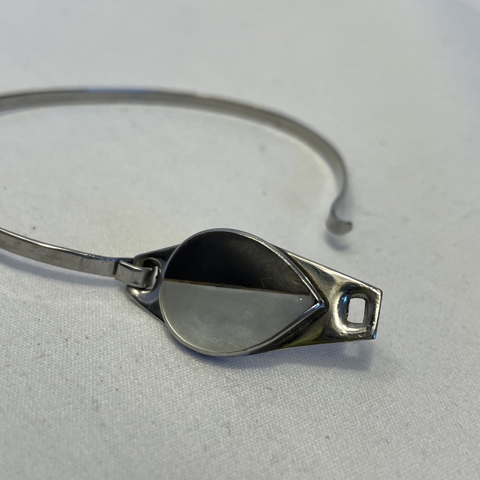 Black and White Teardrop Bracelet 6.5 inches Ying Yang Thin Silver Tone Band