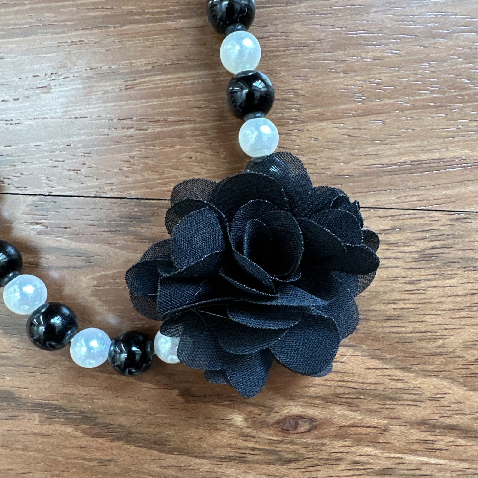 Gymboree Girls White Pearl Black Chunky Bead Flower Necklace Elastic NWOT